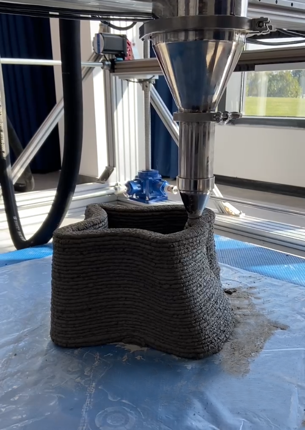 3D concrete printer nozzle depositing concrete
